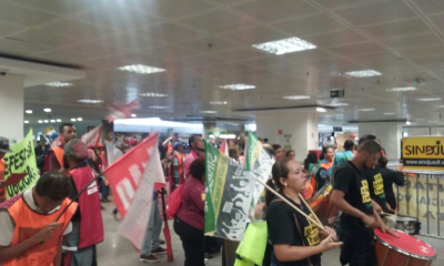 Em Brasília, militância aguarda a chegada dos deputados no aeroporto