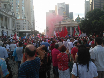 Mais de 7 mil pessoas já se concentram na Cinelândia antes mesmo do início dos manifestos musicais e intervenções da classe artística.