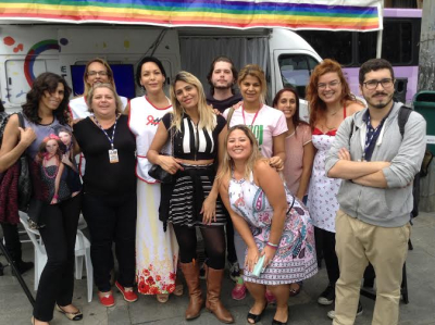 Participantes do projeto Transcidadania na campanha de combate a AIDS