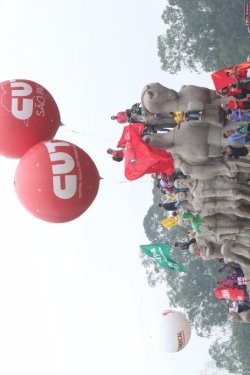 Manifestantes ocupando o Monumento às Bandeiras, em frente ao Parque do Ibirapuera