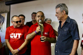 Vagner Freitas, presidente nacional da CUT, ao lado do presidente da CUT-SP, Douglas Izzo, entrega prêmio ao Chico Buarque (foto: Roberto Parizotti)
