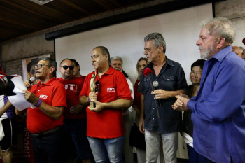 Secretário de Cultura da CUT, José Celestino, o Tino, fala sobre a importância da premiação (foto: Roberto Parizotti)