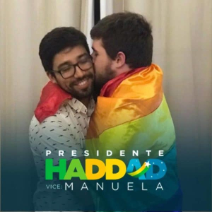 Ivan com o namorado Gabriel em foto para o Facebook, com avatar da campanha de Haddad