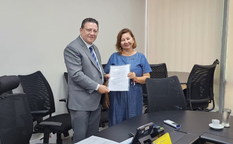 Madalena Silva entrega pauta dos trabalhadores no Ministério da Saúde