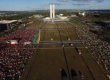 "É crucial proteger nossas democracias", diz Petra Costa após indicação ao Oscar
