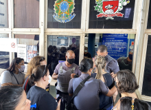 Em Luta pelo piso do magistério, professores enfrentam a justiça e até a polícia