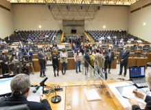 Covardia: vereadores da base aliada de Melo aprovam fim da Carris pública