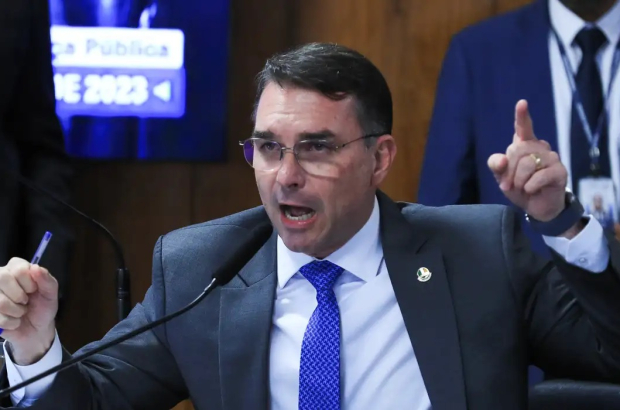 Pacotaço de 200 decretos de Flávio muda leis trabalhistas e ameaça direitos