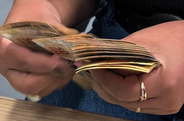 Juros altos fazem endividamento bater recorde; governo quer perdão de 80% da dívida