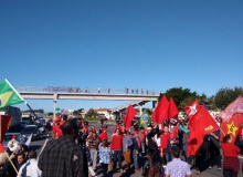 Catarinenses interditam rodovia para marcar 1º de Maio