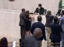 Processo disciplinar contra deputado que assediou Isa Penna é suspenso pela Justiça