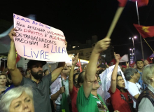 À caminho de Curitiba, Lula é recebido por 15 mil pessoas em São Leopoldo