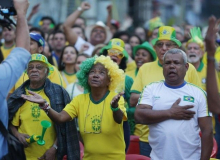 Nem a Copa anima os brasileiros a ir às compras e ajudar a aquecer a economia