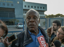 Glover diz que lutará para restaurar democracia brasileira