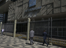 Direção da Petrobras ignora pandemia e quer aumento milionário em seus salários