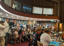 Mulheres dão as costas para Damares em conferência no Chile
