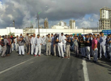 PE: Metalúrgicos fecham rodovia de acesso à Suape