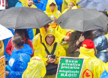 Educadores de SP mantêm greve e realizam ato em frente à Prefeitura nesta terça (19)