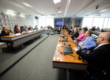Debatedores defendem redução da jornada de trabalho sem corte de salário