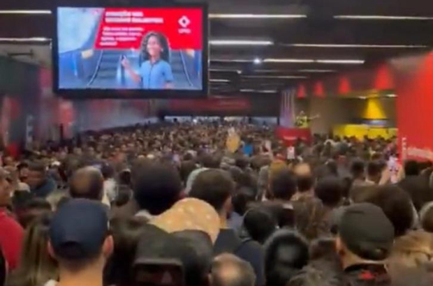 Paralisação de linha privatizada do metrô de SP provoca caos e prejuízos à população