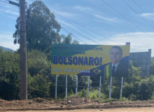 Justiça determina retirada de outdoor de apoio a Bolsonaro em Bento Gonçalves
