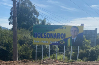 OUTDOOR BOLSONARO  Justiça determina retirada em 48 horas