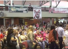 Professores gaúchos aprovam greve contra atrasos de salário