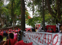 Mulheres do MST ocupam fazenda de médico preso por estupros