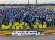 Renault mantém demissões. Metalúrgicos mantêm greve