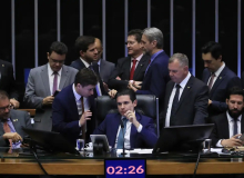 Oposição blinda criminosos e deixa parados projetos que beneficiam a população