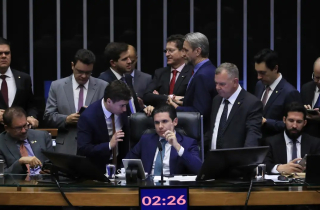 Oposição blinda criminosos e deixa parados projetos que beneficiam a população