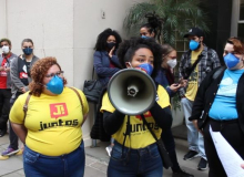 Estudantes da UFRGS protestam contra desligamento de 190 cotistas em Porto Alegre