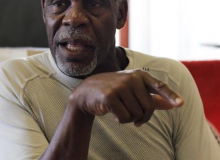 Racismo tem relação funcional com o capitalismo, diz Glover