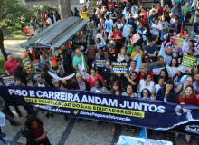 Educadoras e educadores fazem ato por aprovação imediata na ALMG do PL 822/23
