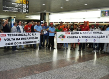 CUT-RS debate com deputados no aeroporto de Porto Alegre