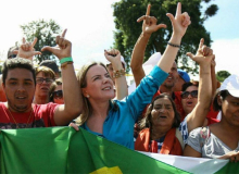 'Lula está com seus direitos políticos intactos', diz Gleisi em Curitiba