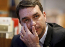 Flávio Bolsonaro é investigado por falsificação de documentos durante eleição