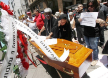 Em Porto Alegre, protesto contra MP 905 tem cortejo fúnebre