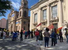 Educadores do RS protestam contra volta às aulas presenciais em bandeira preta