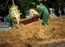 Epicentro mundial da pandemia, Brasil é pressionado a mudar ministro da Saúde