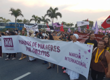 Mulheres do mundo todo ocupam as ruas de Florianópolis