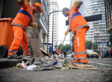 Expostos ao coronavírus, garis trabalham com medo: "Tem muito lixo contaminado"