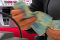 Com queda do dólar, comércio cresce 0,5% em março e amplia recorde