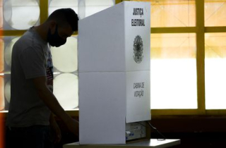 Urna eletrônica completa 30 anos como marco da democracia e das eleições no Brasil