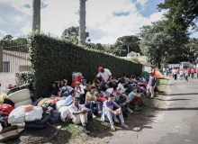 Violência policial não intimida militantes e caravanas começam chegar a Curitiba