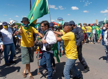 Jornalistas são agredidos em ato estimulado por Bolsonaro