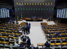 Lira manobra, muda regras, e Câmara aprova em 1º turno PEC do Calote