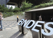 Funcionários do BNDES participam de ato contra proposta sobre FAT