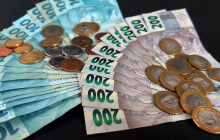 Renda média das famílias chega a R$ 2.264 e é recorde em 2025