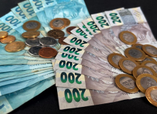 Renda média das famílias chega a R$ 2.264 e é recorde em 2025
